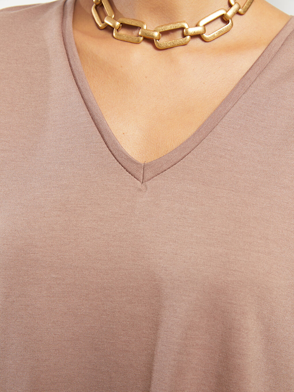 Kahverengi V Yaka Düz Kısa Kollu Kadın Tişört-3