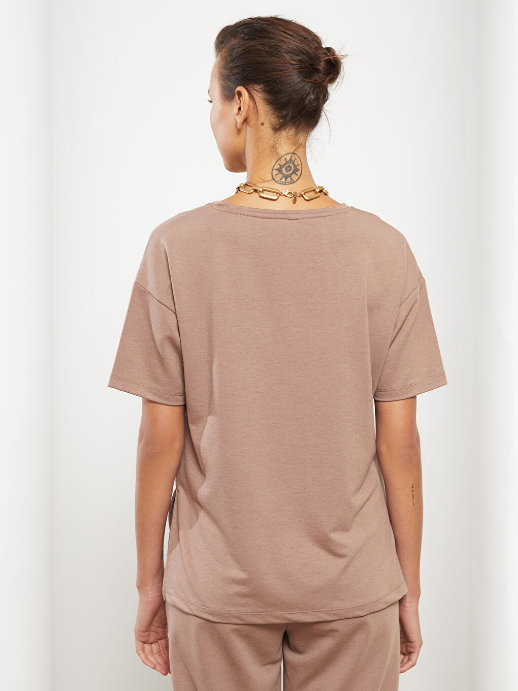 Kahverengi V Yaka Düz Kısa Kollu Kadın Tişört-4