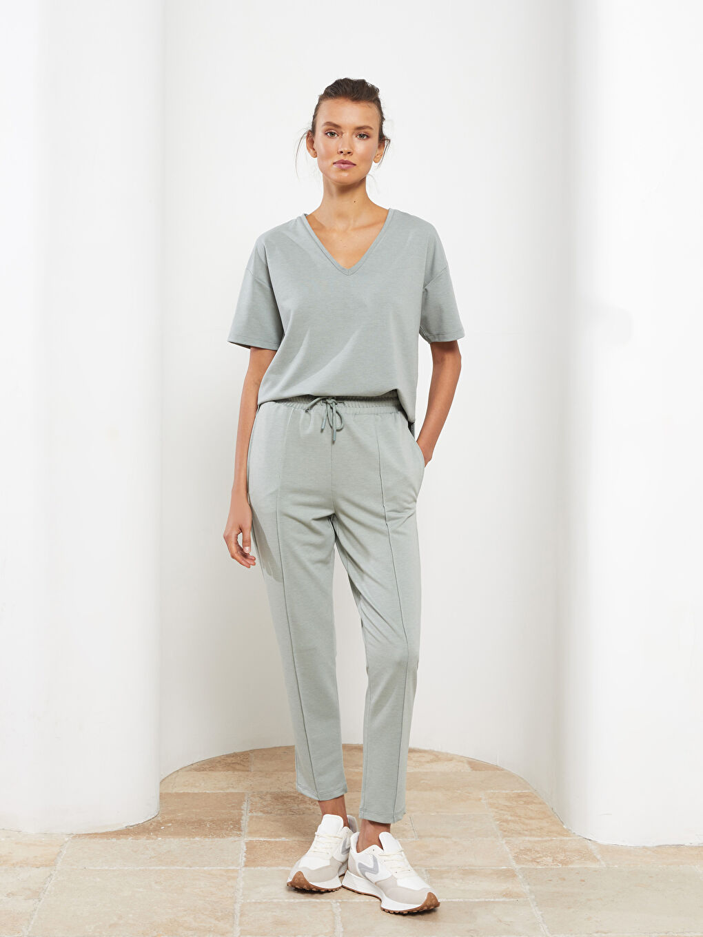 بنطلون رياضي سادة بخصر مرن للسيدات