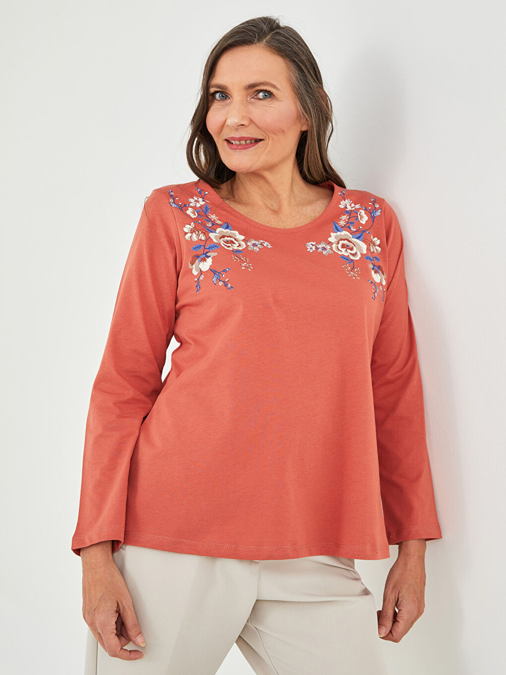 Kahverengi Bisiklet Yaka Çiçekli Uzun Kollu Pamuklu Kadın Tişört-1