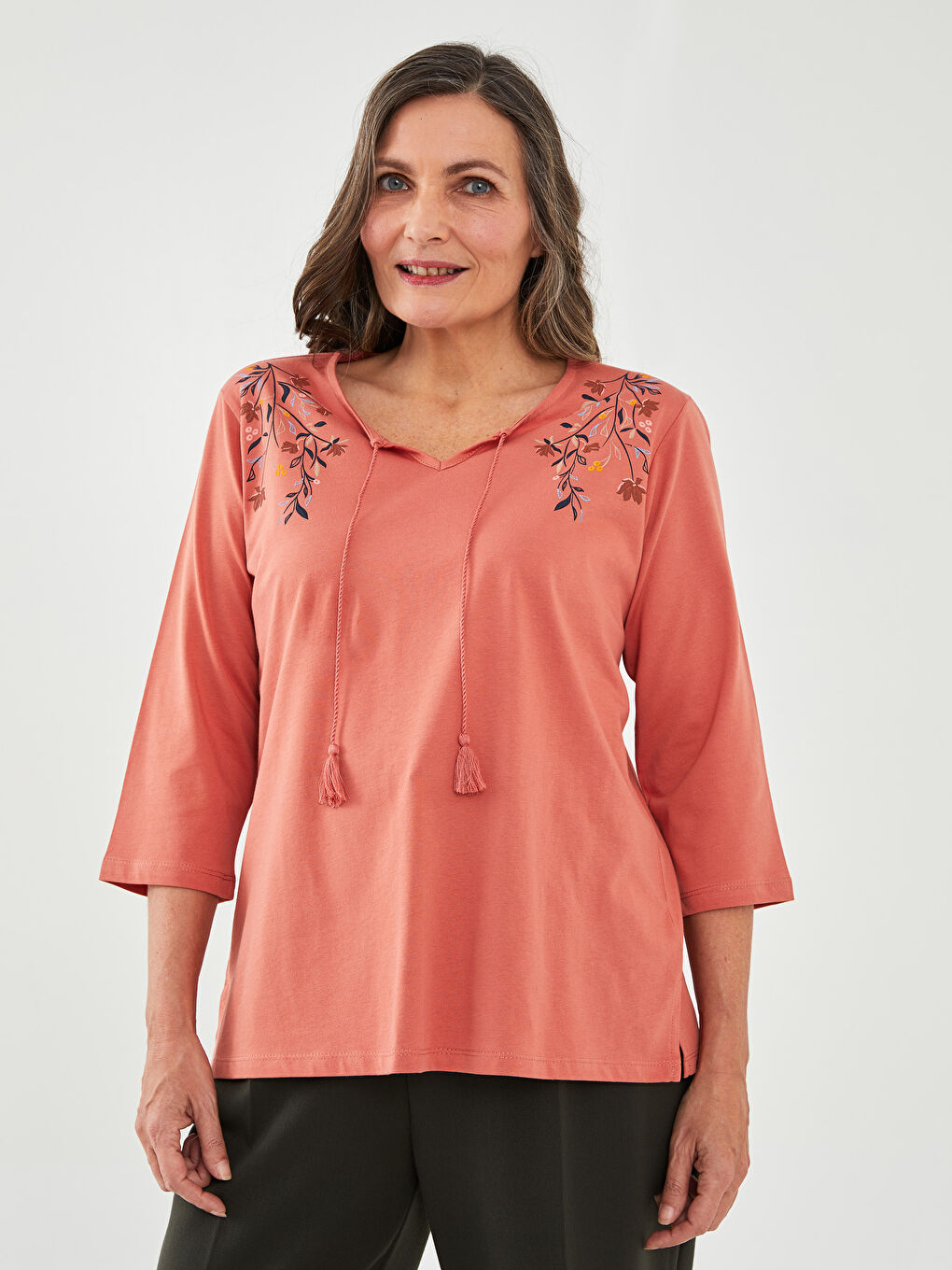 Kahverengi Bağlamalı Yaka Nakışlı Pamuklu Kadın Tişört-1