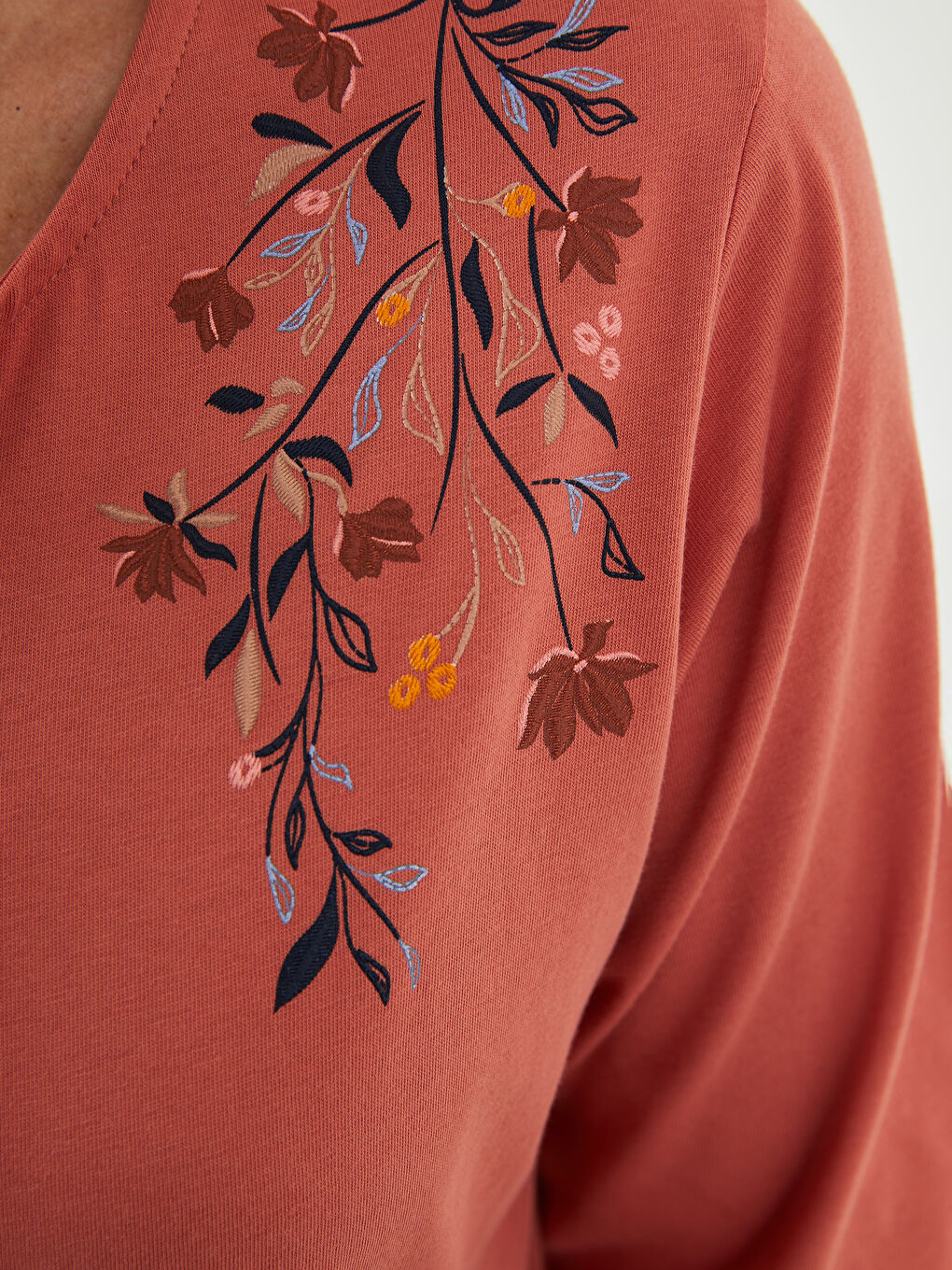 Kahverengi Bağlamalı Yaka Nakışlı Pamuklu Kadın Tişört-2