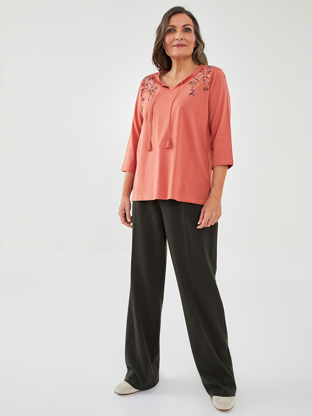 Kahverengi Bağlamalı Yaka Nakışlı Pamuklu Kadın Tişört-3