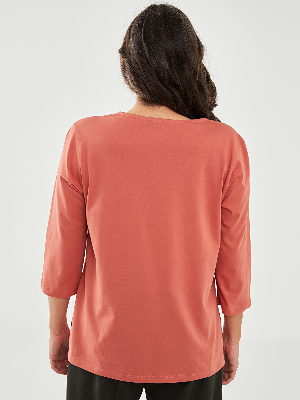 Kahverengi Bağlamalı Yaka Nakışlı Pamuklu Kadın Tişört-4