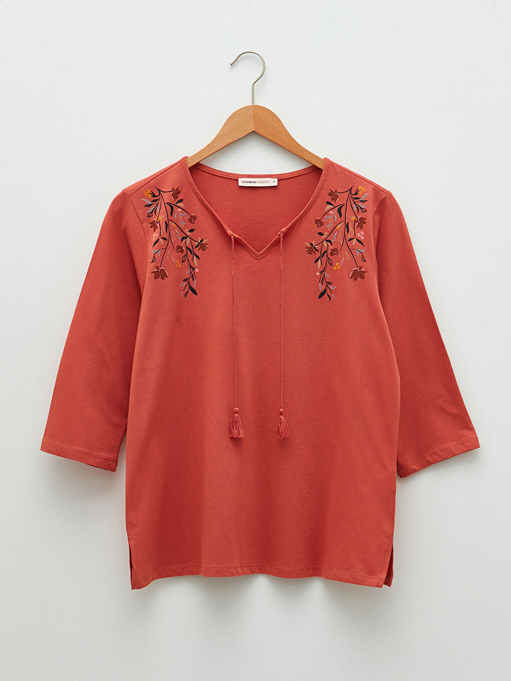 Kahverengi Bağlamalı Yaka Nakışlı Pamuklu Kadın Tişört-5