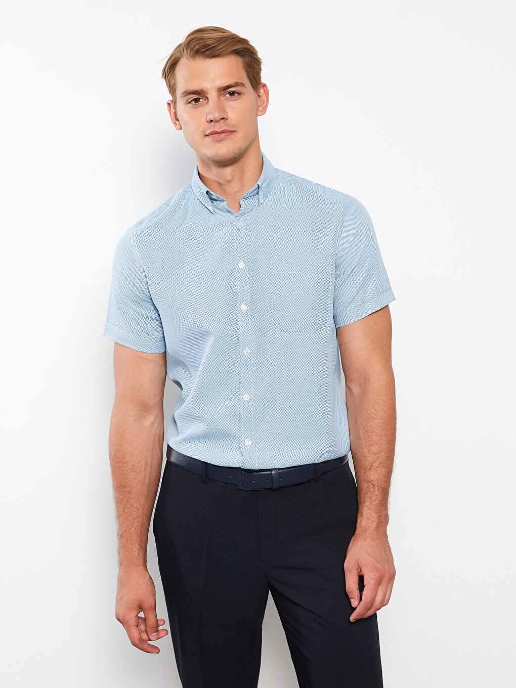 قميص رجالي بكم قصير بقماش دوبي بقصة عادية