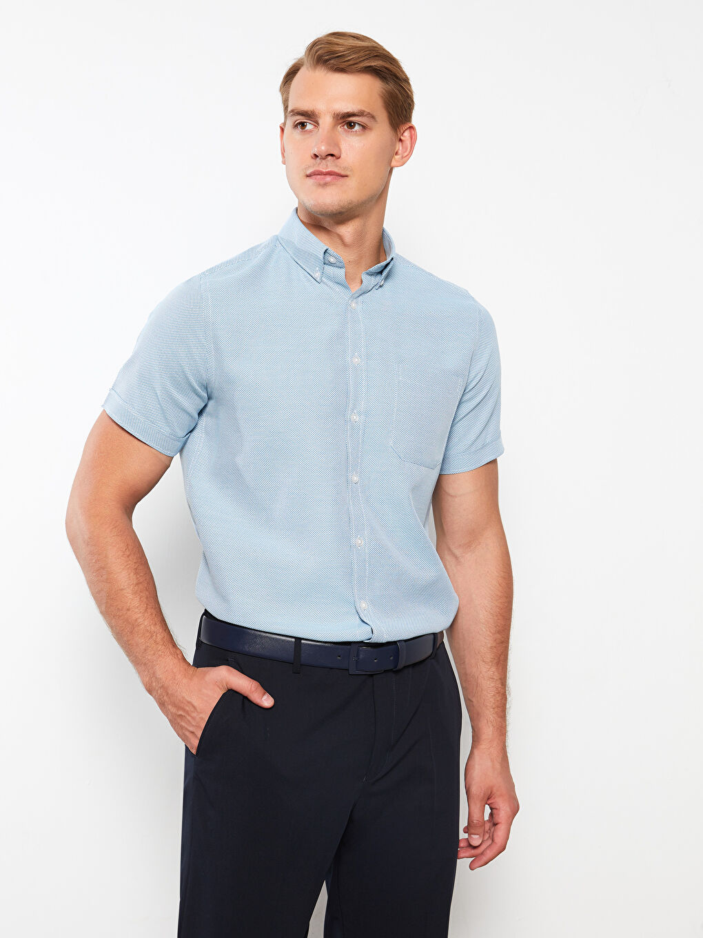 قميص رجالي بكم قصير بقماش دوبي بقصة عادية-1