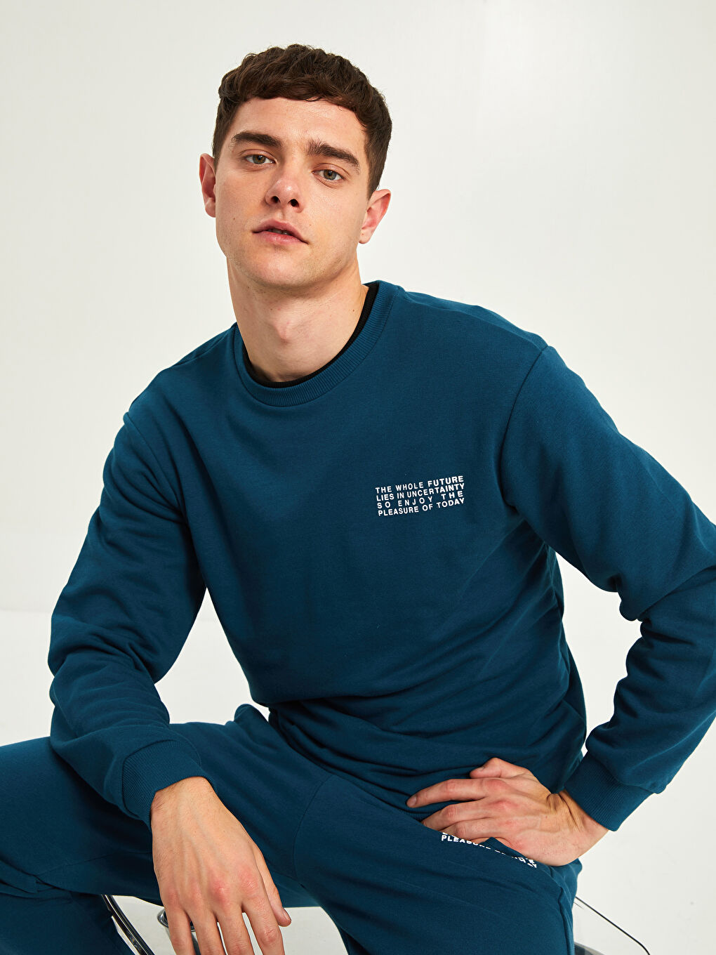 Ерлерге арналған ұзын жең дөңгелек жағалы принтті свитшот