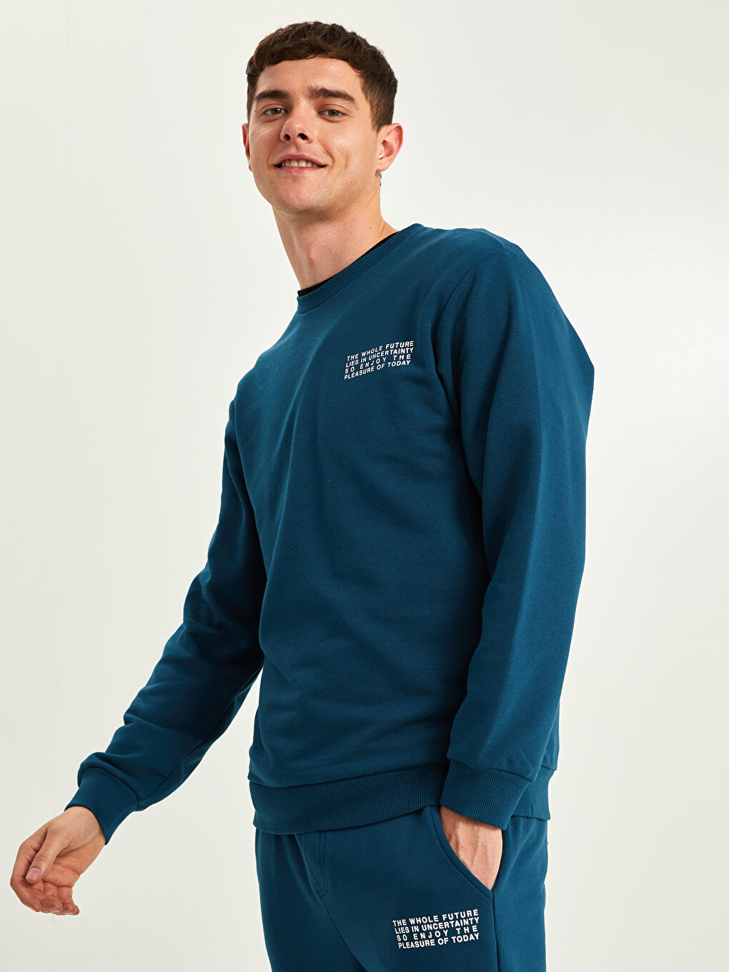 Ерлерге арналған ұзын жең дөңгелек жағалы принтті свитшот-1