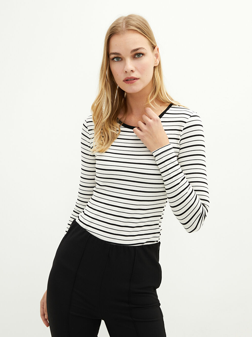 Siyah Bisiklet Yaka Çizgili Uzun Kollu Kadın Tişört