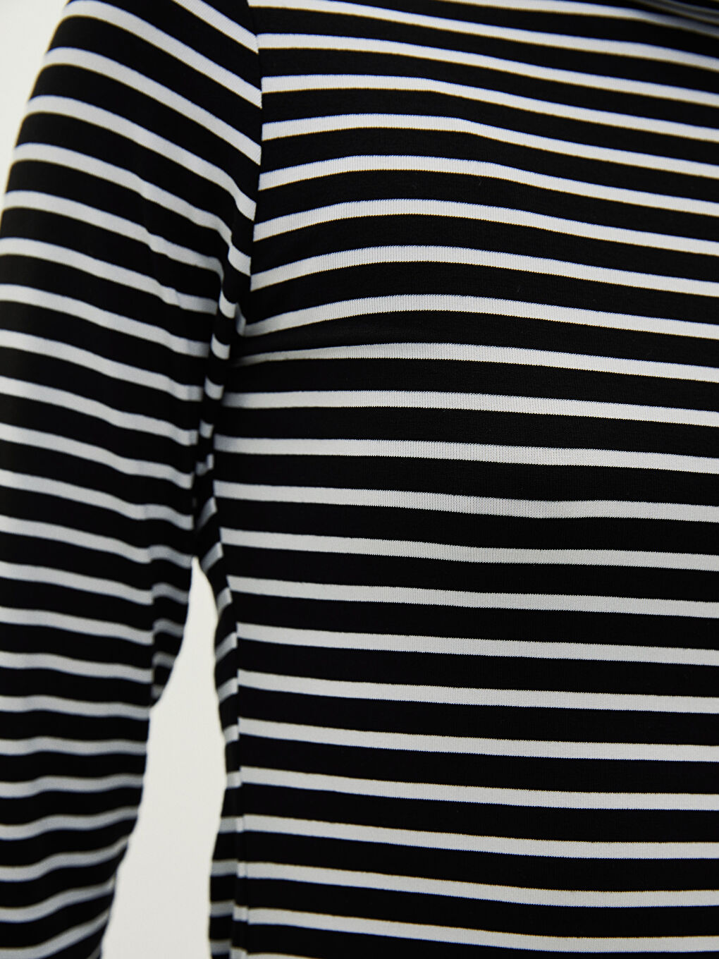 Siyah Dik Yaka Çizgili Uzun Kollu Kadın Body-3