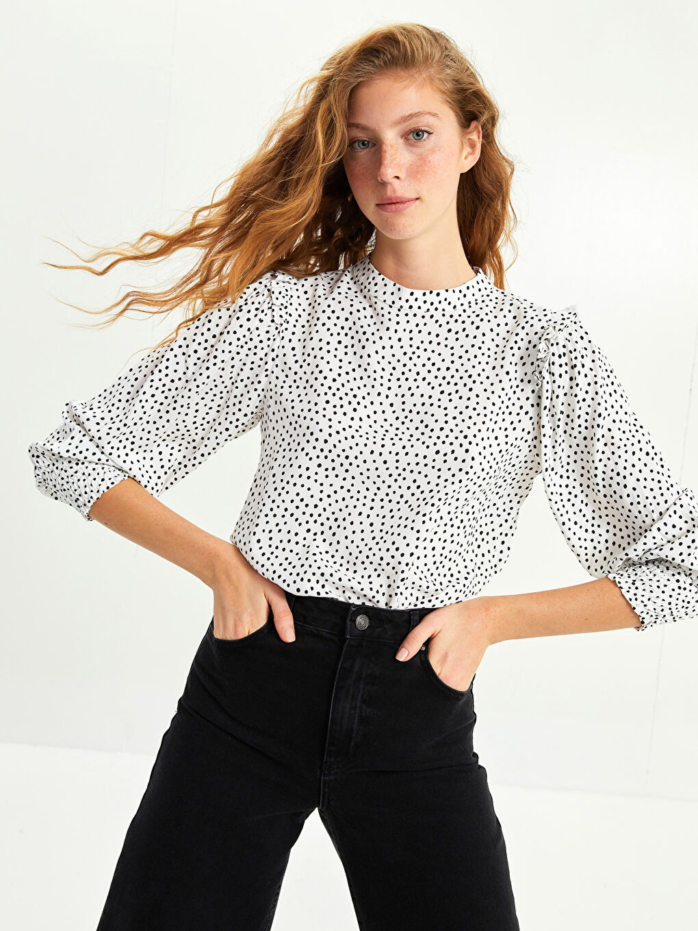 Beyaz Hakim Yaka Puantiyeli Uzun Kollu Viskon Kadın Bluz