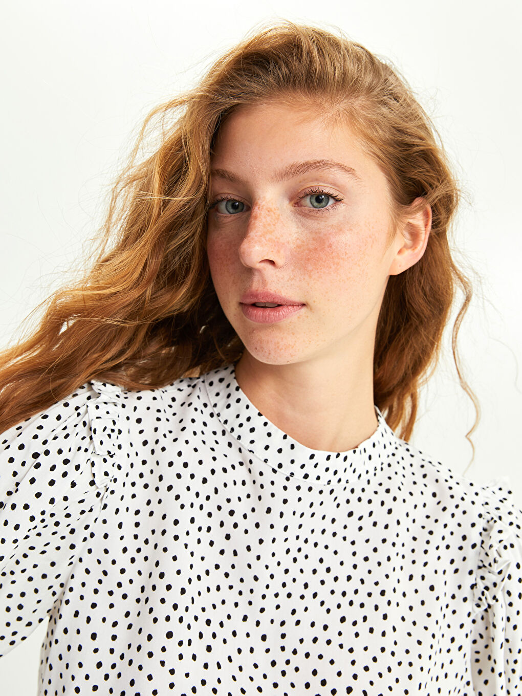 Beyaz Hakim Yaka Puantiyeli Uzun Kollu Viskon Kadın Bluz-2