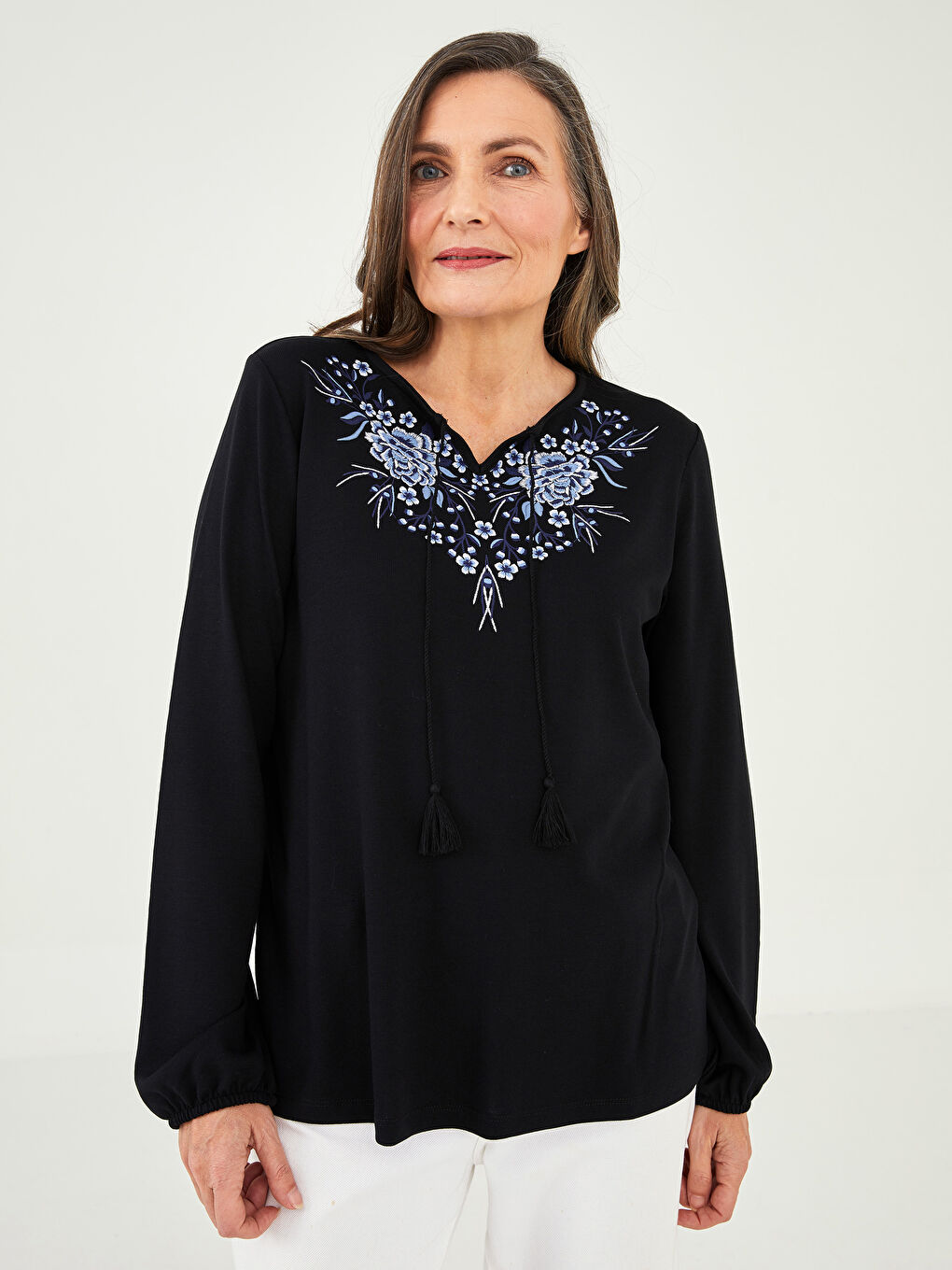 Siyah Bağlamalı Yaka Nakışlı Uzun Kollu Kadın Bluz