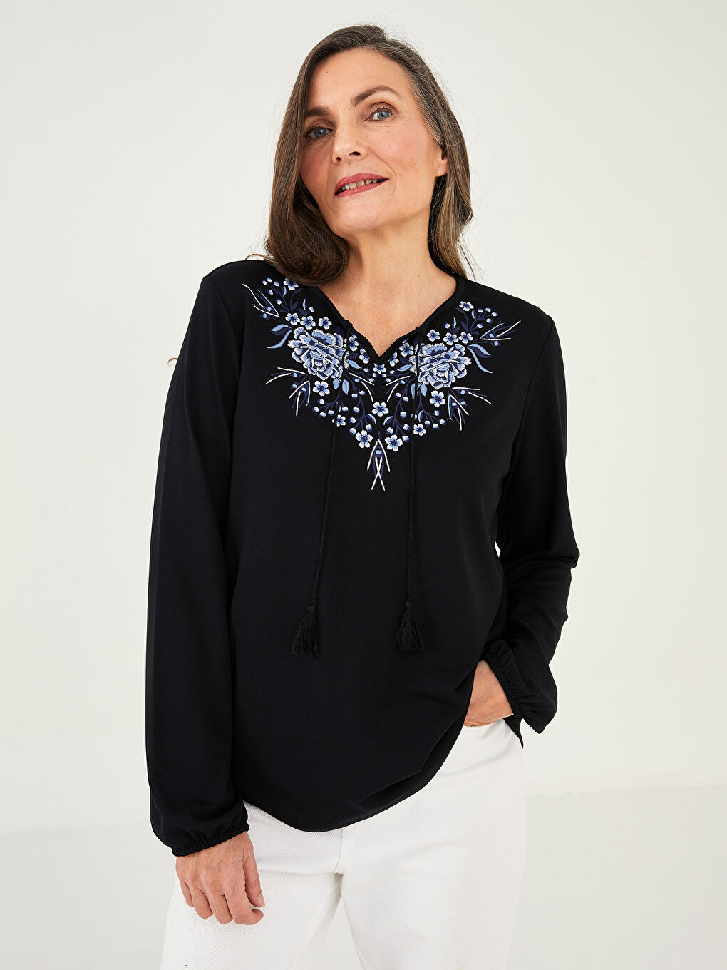 Siyah Bağlamalı Yaka Nakışlı Uzun Kollu Kadın Bluz-1