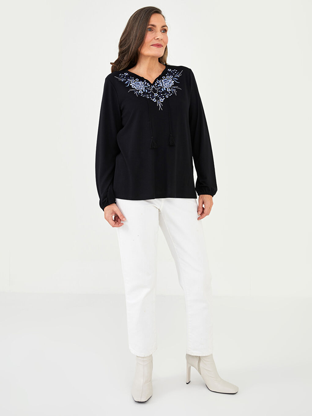 Siyah Bağlamalı Yaka Nakışlı Uzun Kollu Kadın Bluz-2