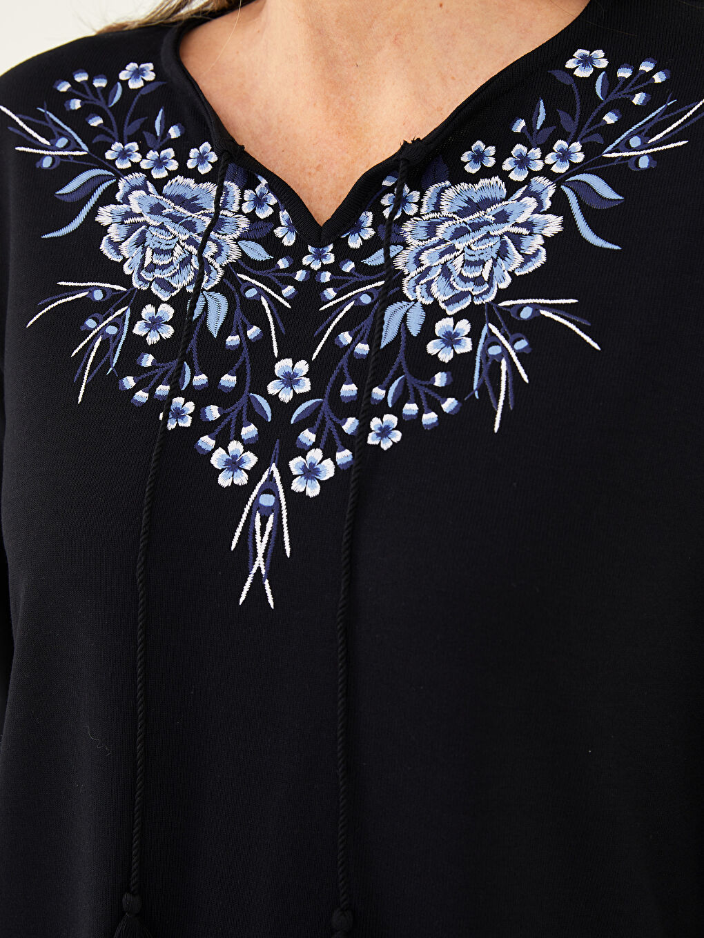 Siyah Bağlamalı Yaka Nakışlı Uzun Kollu Kadın Bluz-3