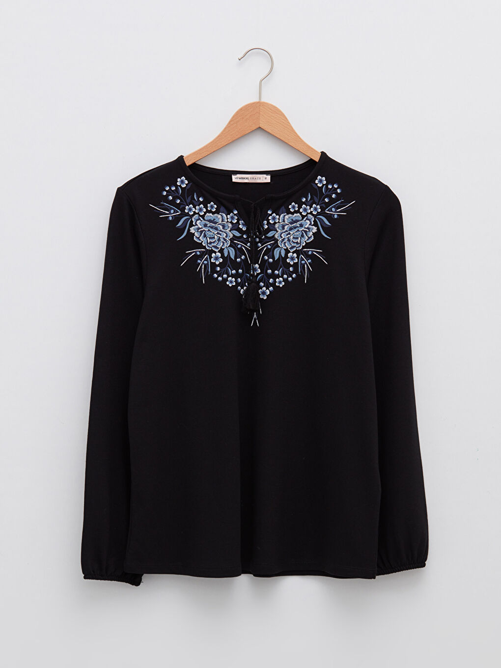 Siyah Bağlamalı Yaka Nakışlı Uzun Kollu Kadın Bluz-5