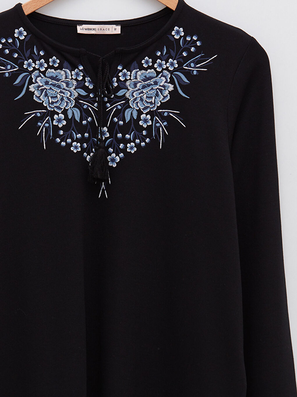 Siyah Bağlamalı Yaka Nakışlı Uzun Kollu Kadın Bluz-7