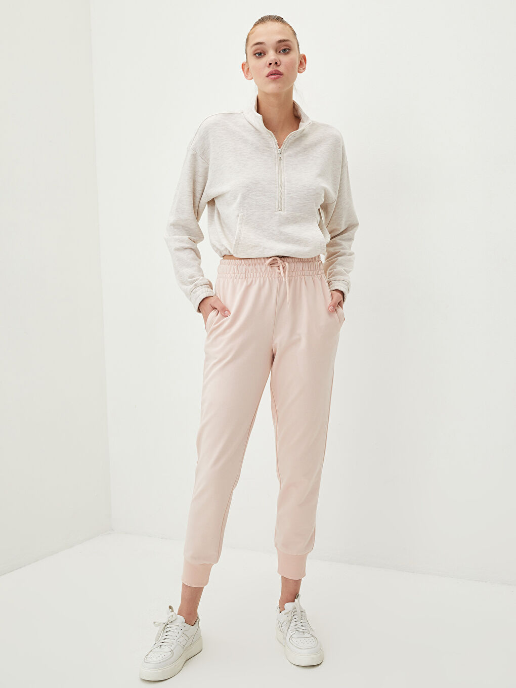 Спортивные джоггеры с эластичным поясом и обычными карманами для женщин