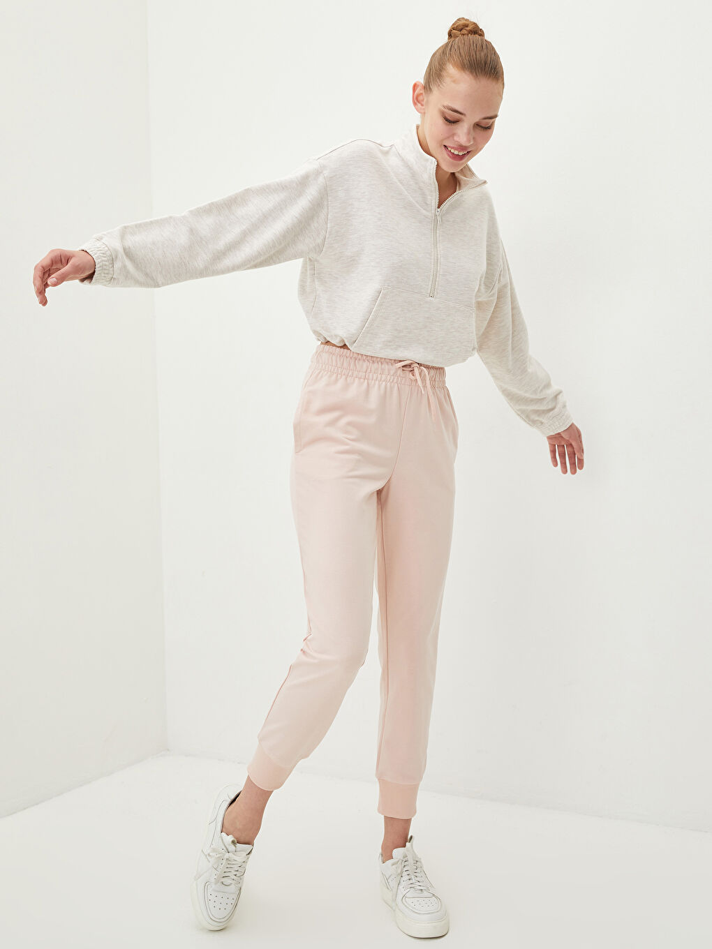 Спортивные джоггеры с эластичным поясом и обычными карманами для женщин-1