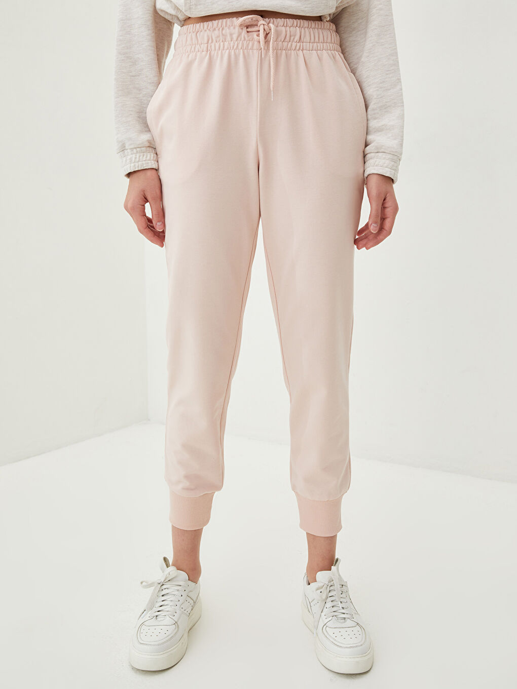 Спортивные джоггеры с эластичным поясом и обычными карманами для женщин-3