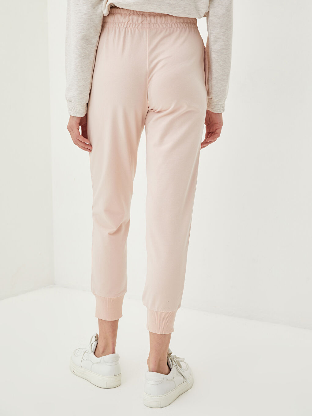 Спортивные джоггеры с эластичным поясом и обычными карманами для женщин-4