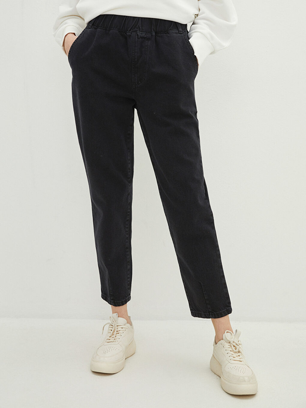 Siyah Beli Lastikli Rahat Kalıp Düz Cep Detaylı Kadın Rodeo Jean Pantolon-2