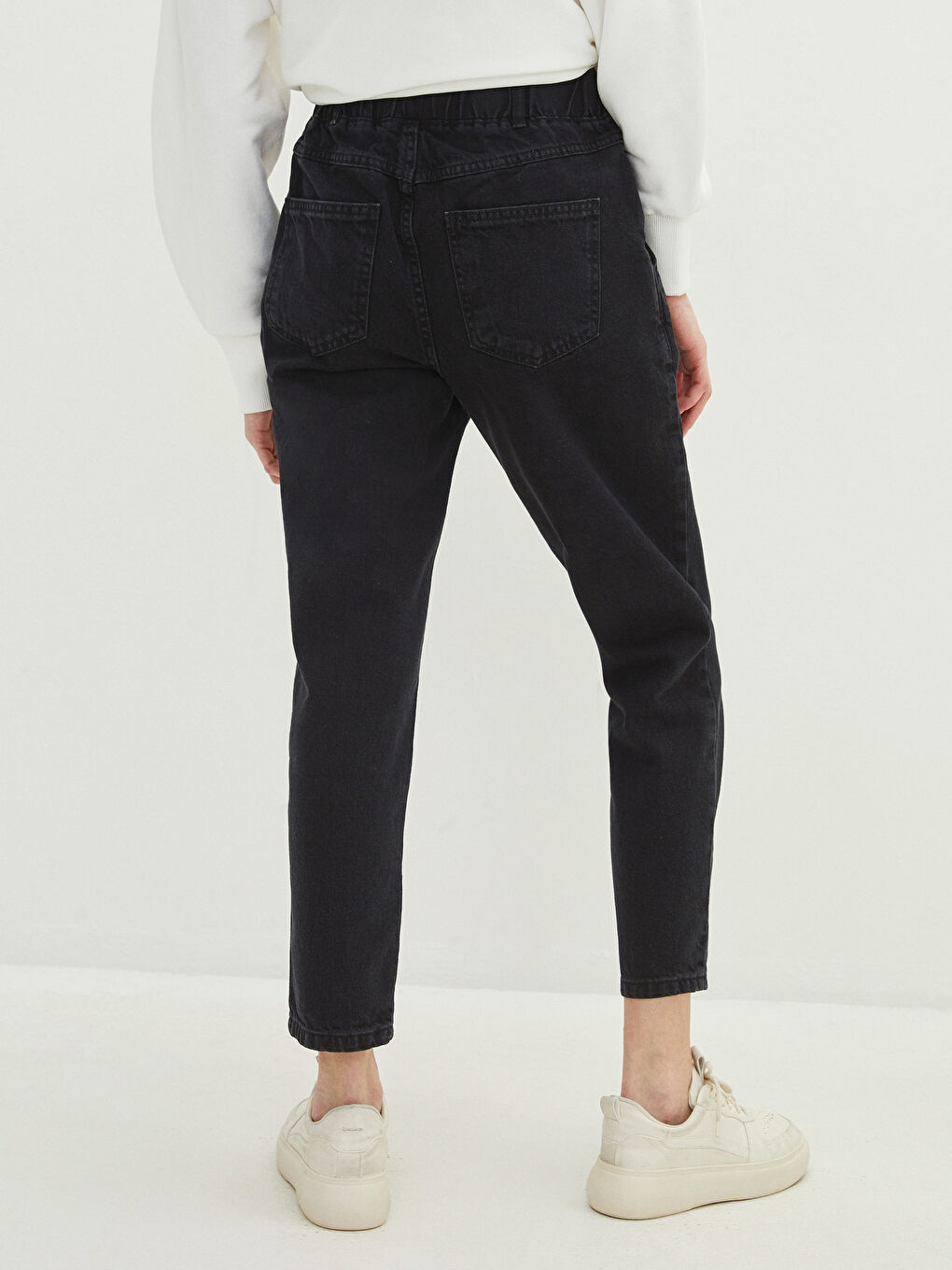 Siyah Beli Lastikli Rahat Kalıp Düz Cep Detaylı Kadın Rodeo Jean Pantolon-3