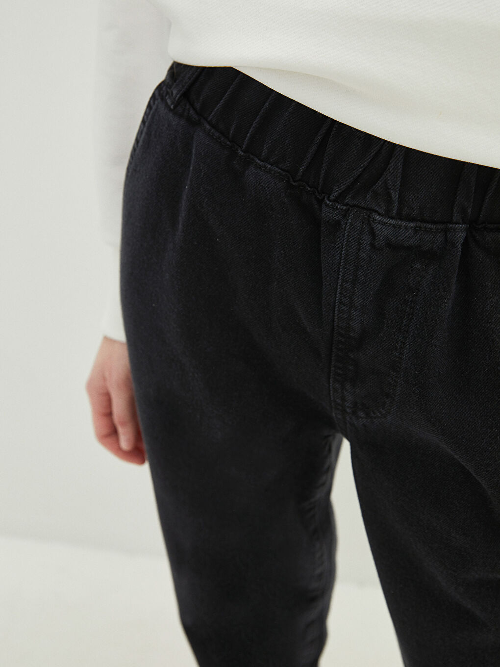 Siyah Beli Lastikli Rahat Kalıp Düz Cep Detaylı Kadın Rodeo Jean Pantolon-4