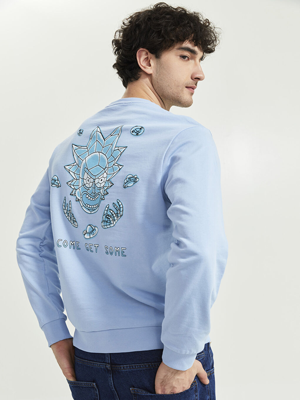 Ерлерге арналған рик пен морти принтті ұзын жеңді дөңгелек жағалы свитшот-1