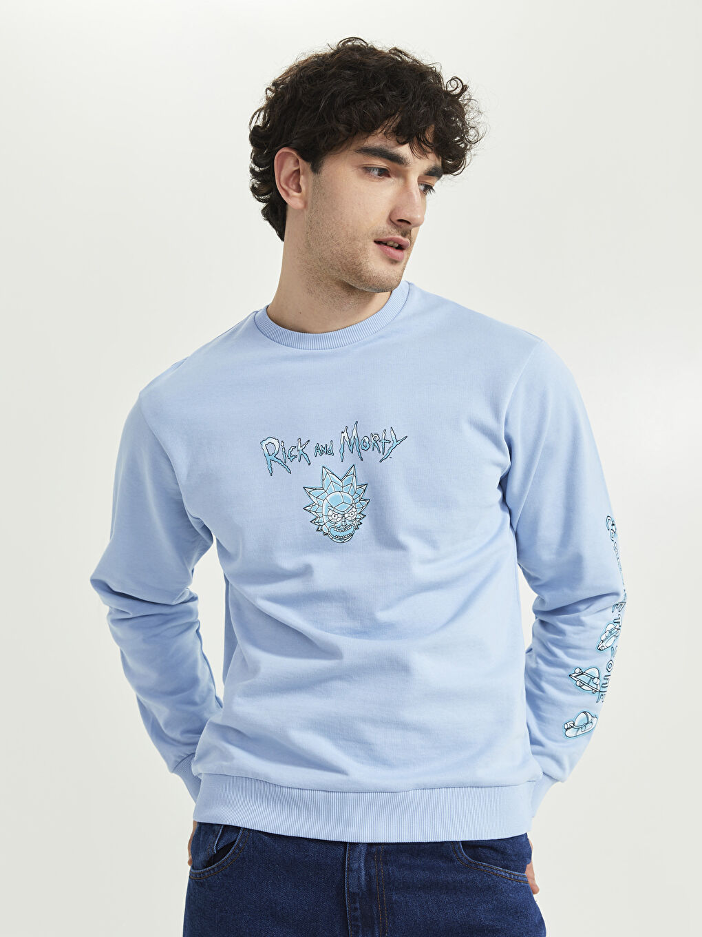 Ерлерге арналған рик пен морти принтті ұзын жеңді дөңгелек жағалы свитшот-3