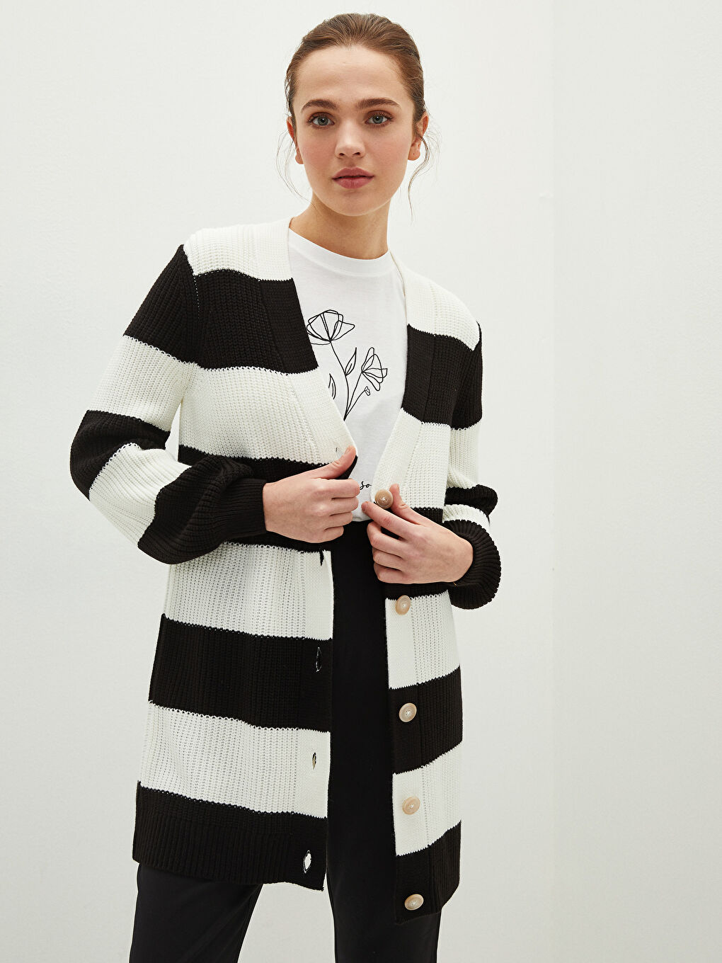 Siyah V Yaka Renk Bloklu Uzun Kollu Kadın Triko Hırka-1