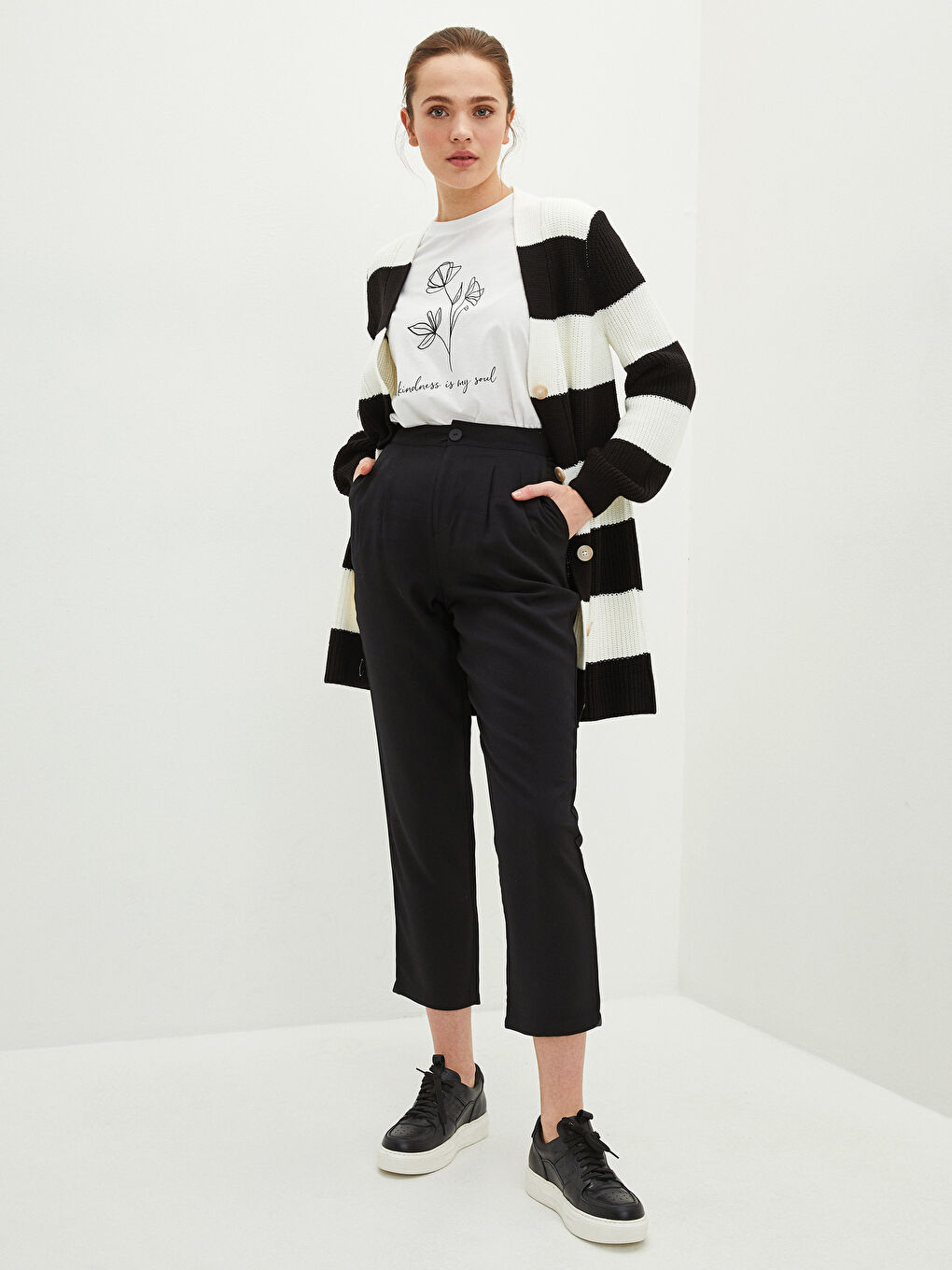 Siyah V Yaka Renk Bloklu Uzun Kollu Kadın Triko Hırka-3