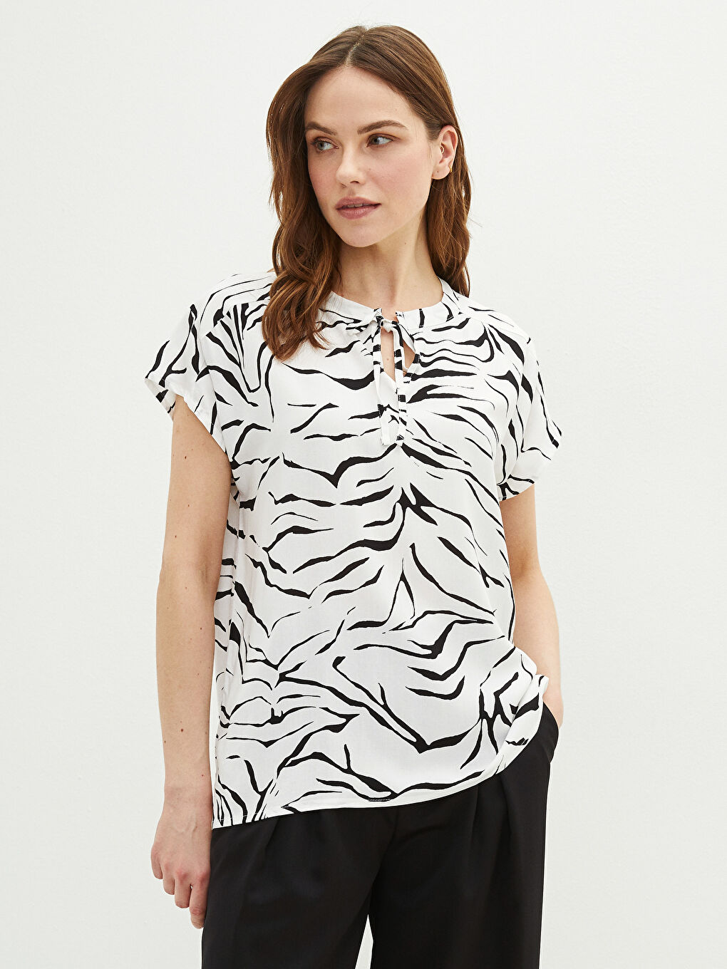 LCWAIKIKI Classic Tie Collar Patterned Short Sleeve Viscose Women's Blouse -S2CT20Z8-LQJ