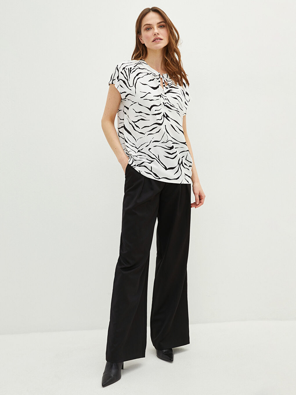 LCWAIKIKI Classic Tie Collar Patterned Short Sleeve Viscose Women's Blouse -S2CT20Z8-LQJ