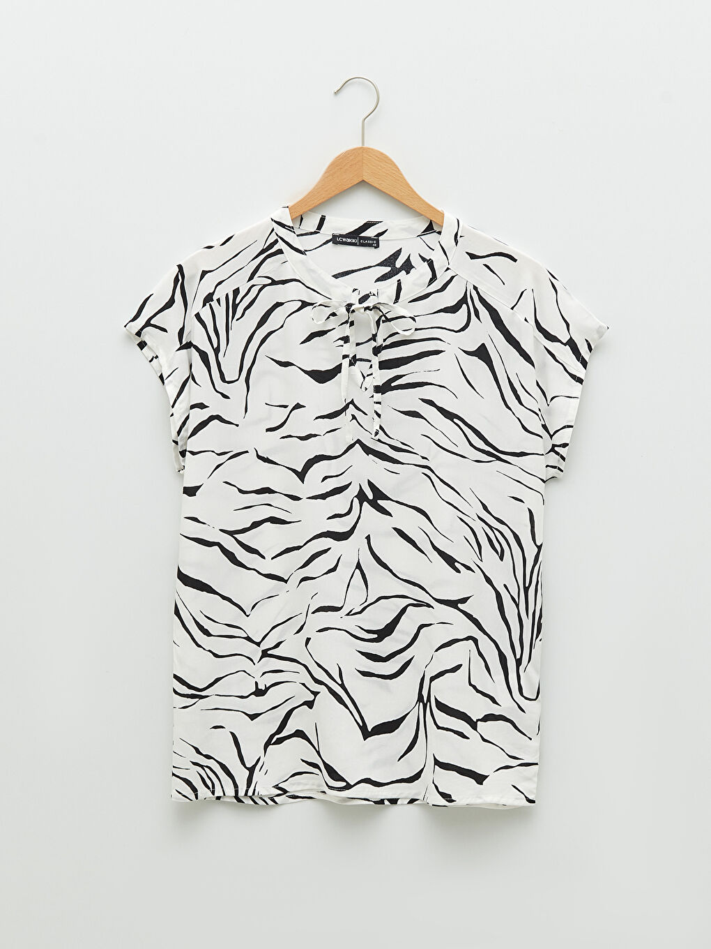 LCWAIKIKI Classic Tie Collar Patterned Short Sleeve Viscose Women's Blouse -S2CT20Z8-LQJ