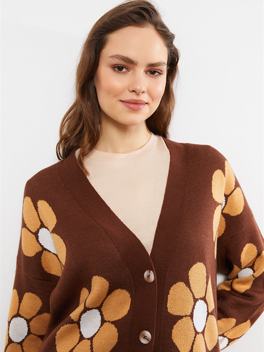 Kahverengi V Yaka Çiçekli Uzun Kollu Kadın Triko Hırka-1