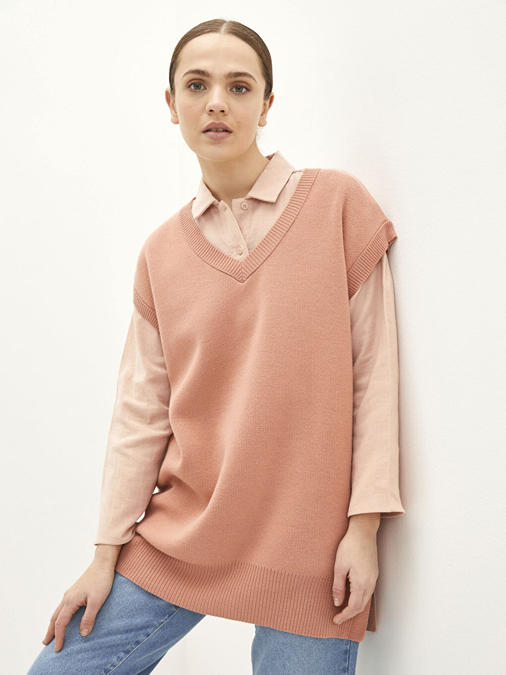 سترة صوفية بدون أكمام برقبة على شكل حرف V سادة للسيدات