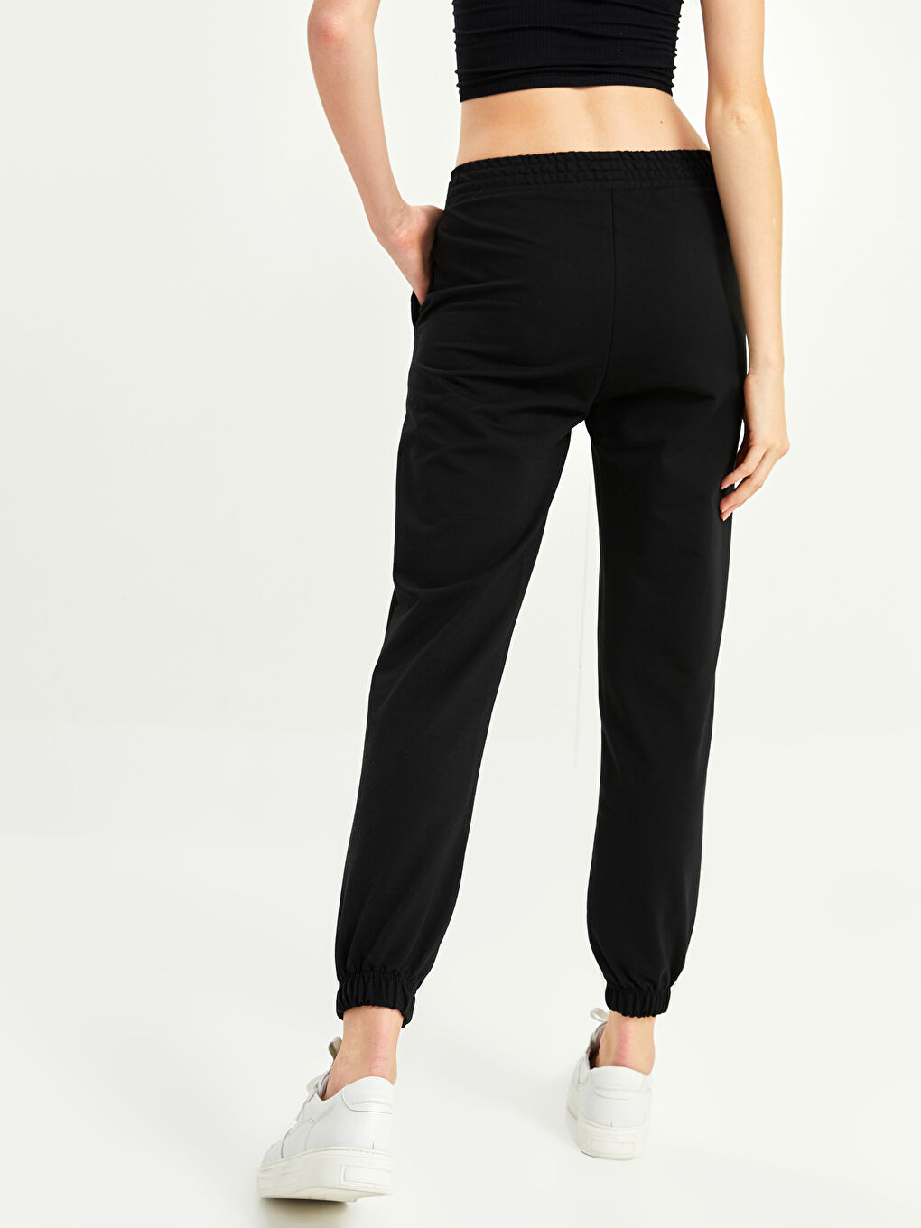 Ženske Jogger Pantalone sa Elastičnim Strukem, Regularnog Kroja i Detaljima Džepova-4