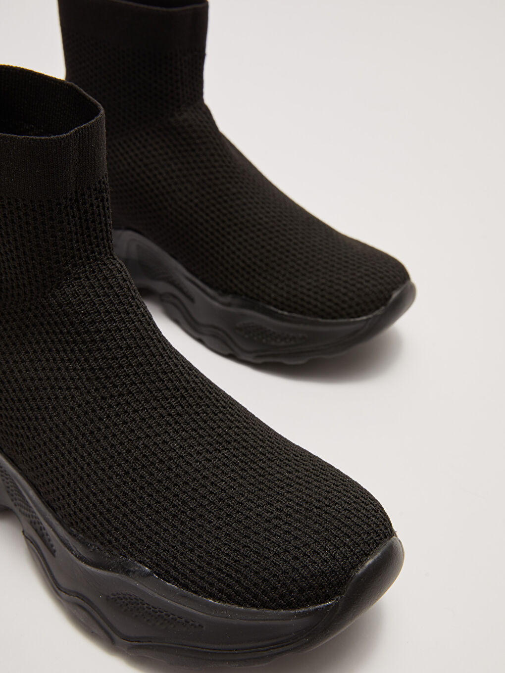 Siyah Kendinden Desenli Kalın Taban Kadın Bot-2