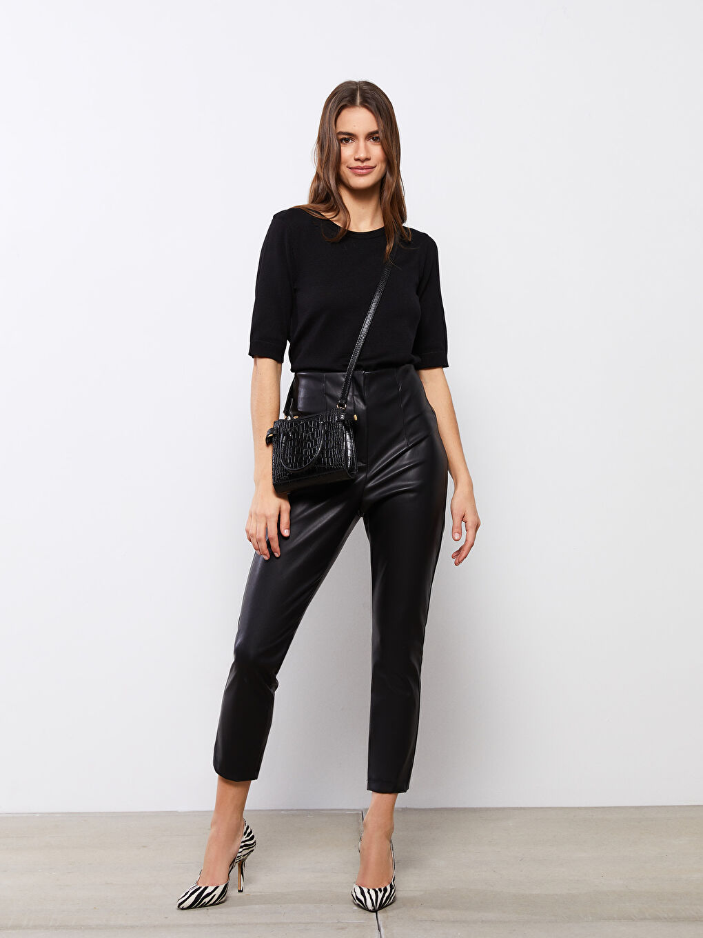 Siyah Bisiklet Yaka Düz Kısa Kollu Kadın Triko Kazak