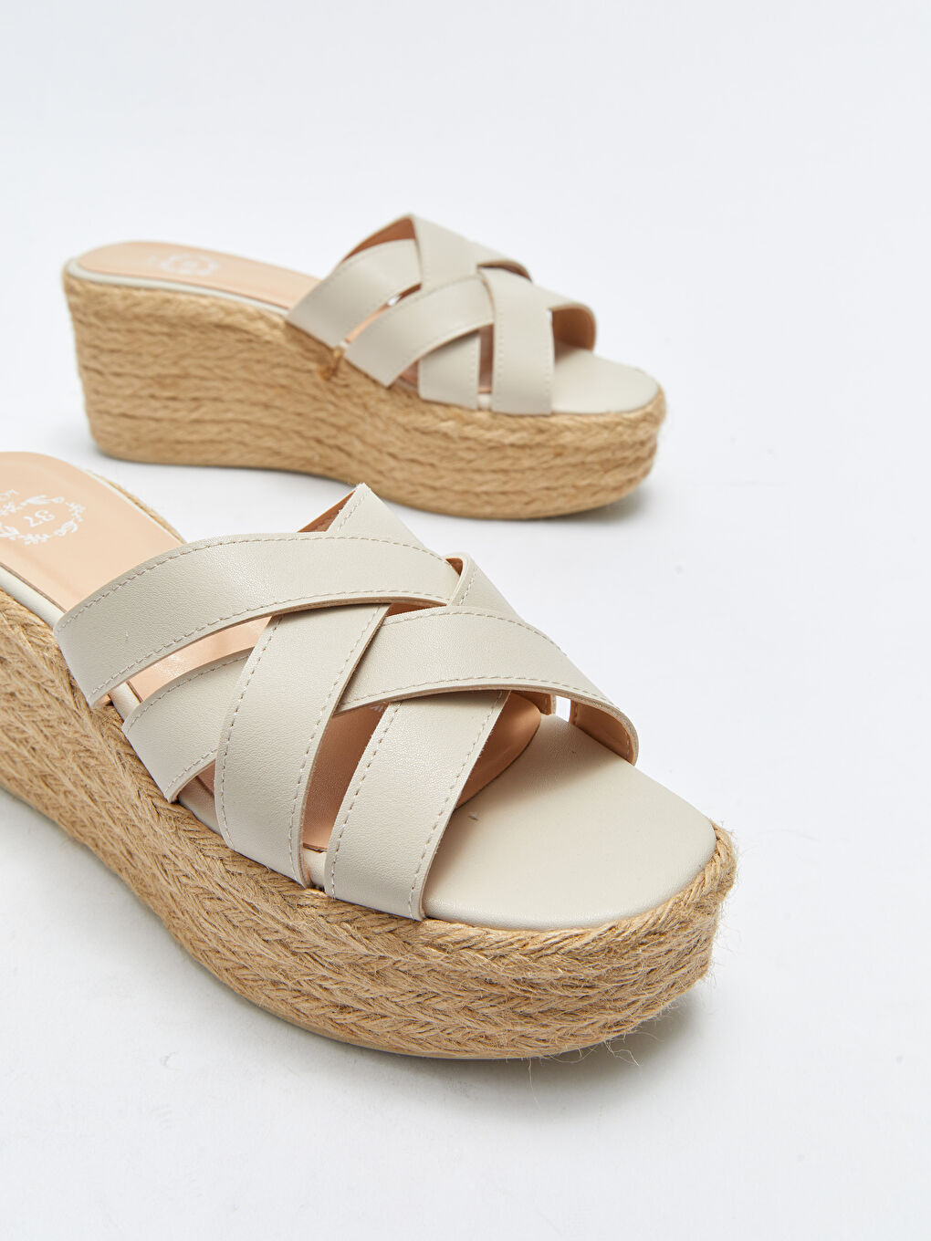 Bej Çapraz Bantlı Topuklu Kadın Terlik-2