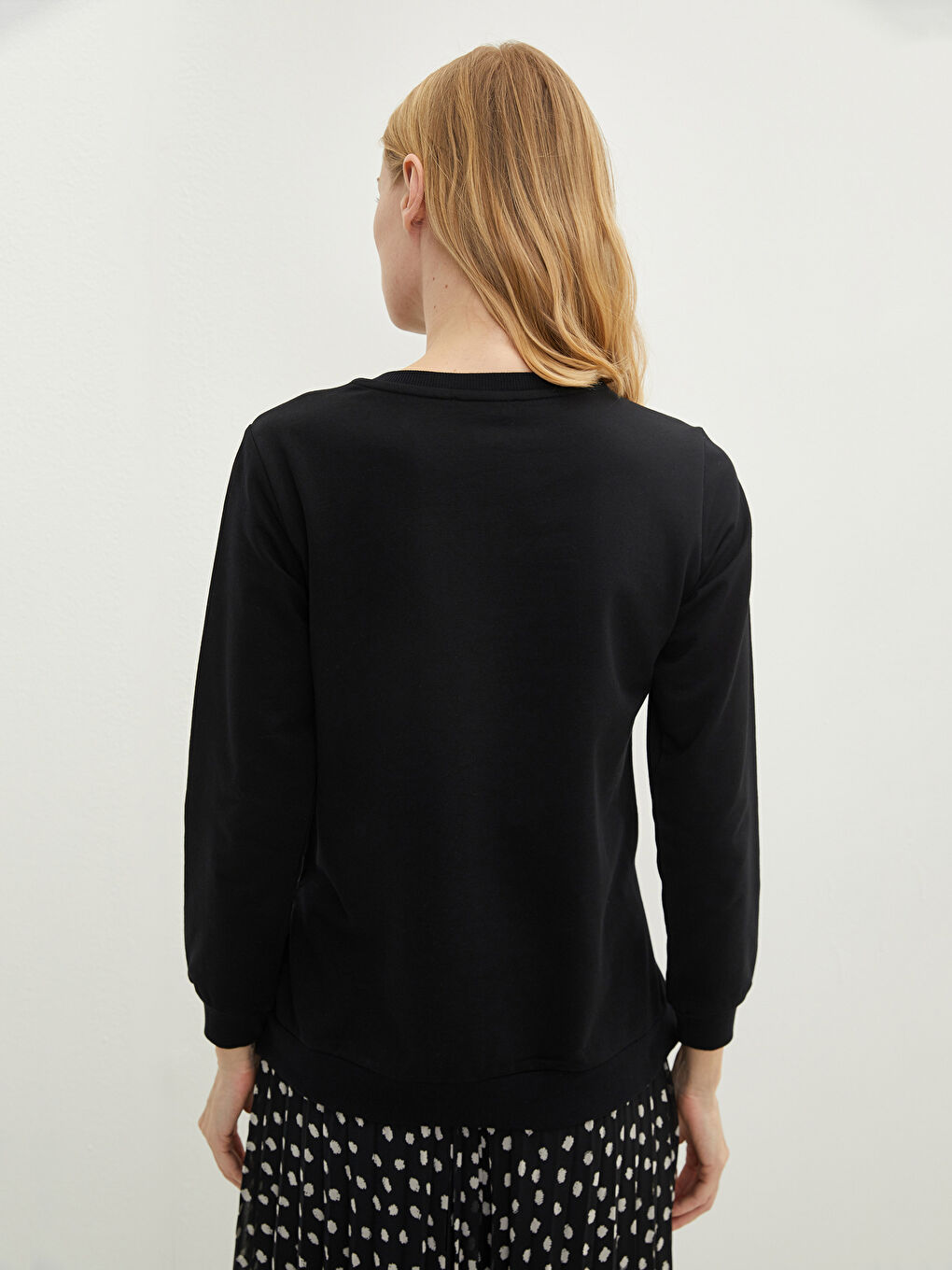 كنزة رياضية واسعة برقبة دائرية للسيدات-9