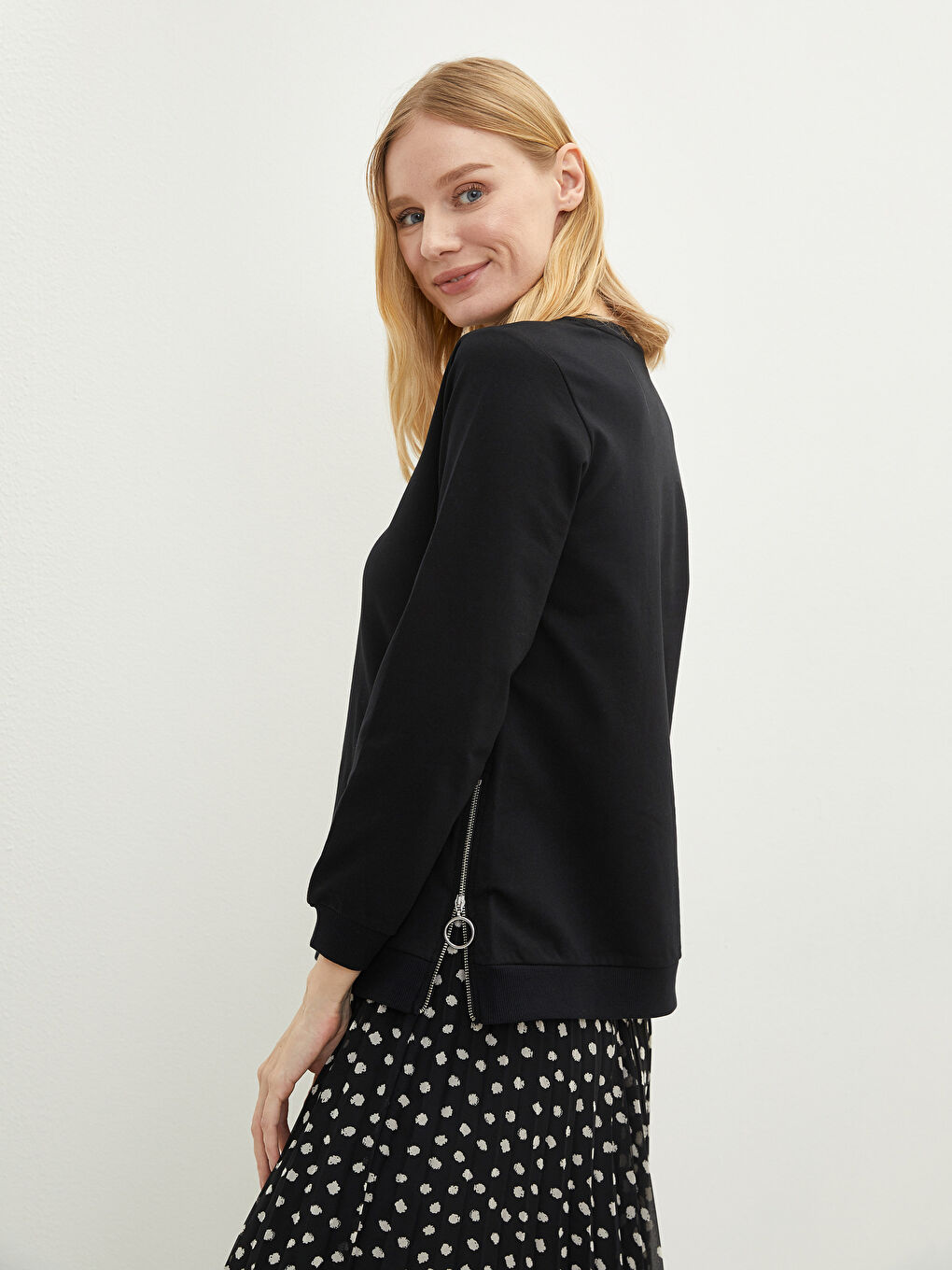 كنزة رياضية واسعة برقبة دائرية للسيدات-5