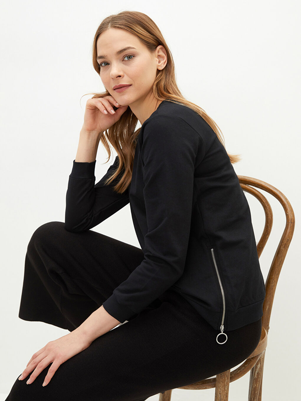 كنزة رياضية واسعة برقبة دائرية للسيدات