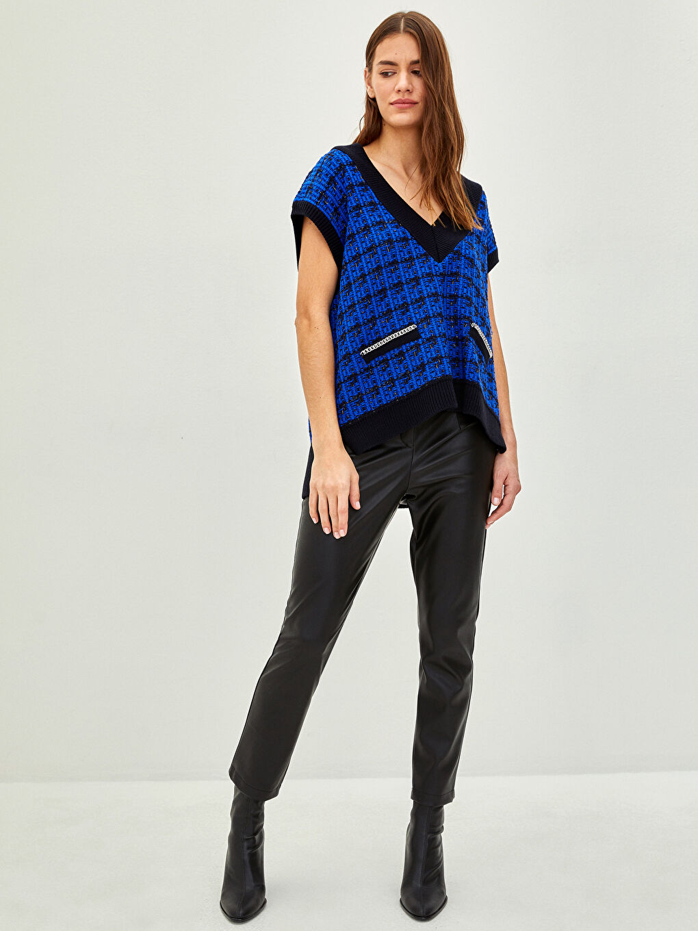 Mavi V Yaka Desenli Kadın Süveter-1