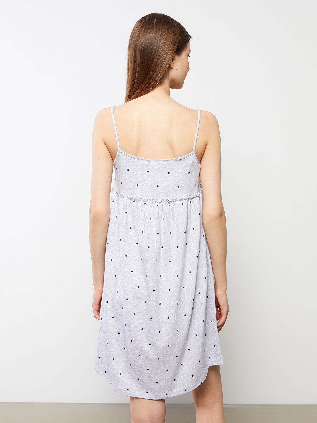 قميص نوم مطبوع بياقة على شكل حرف U بِحَمّالات للسيدات-3