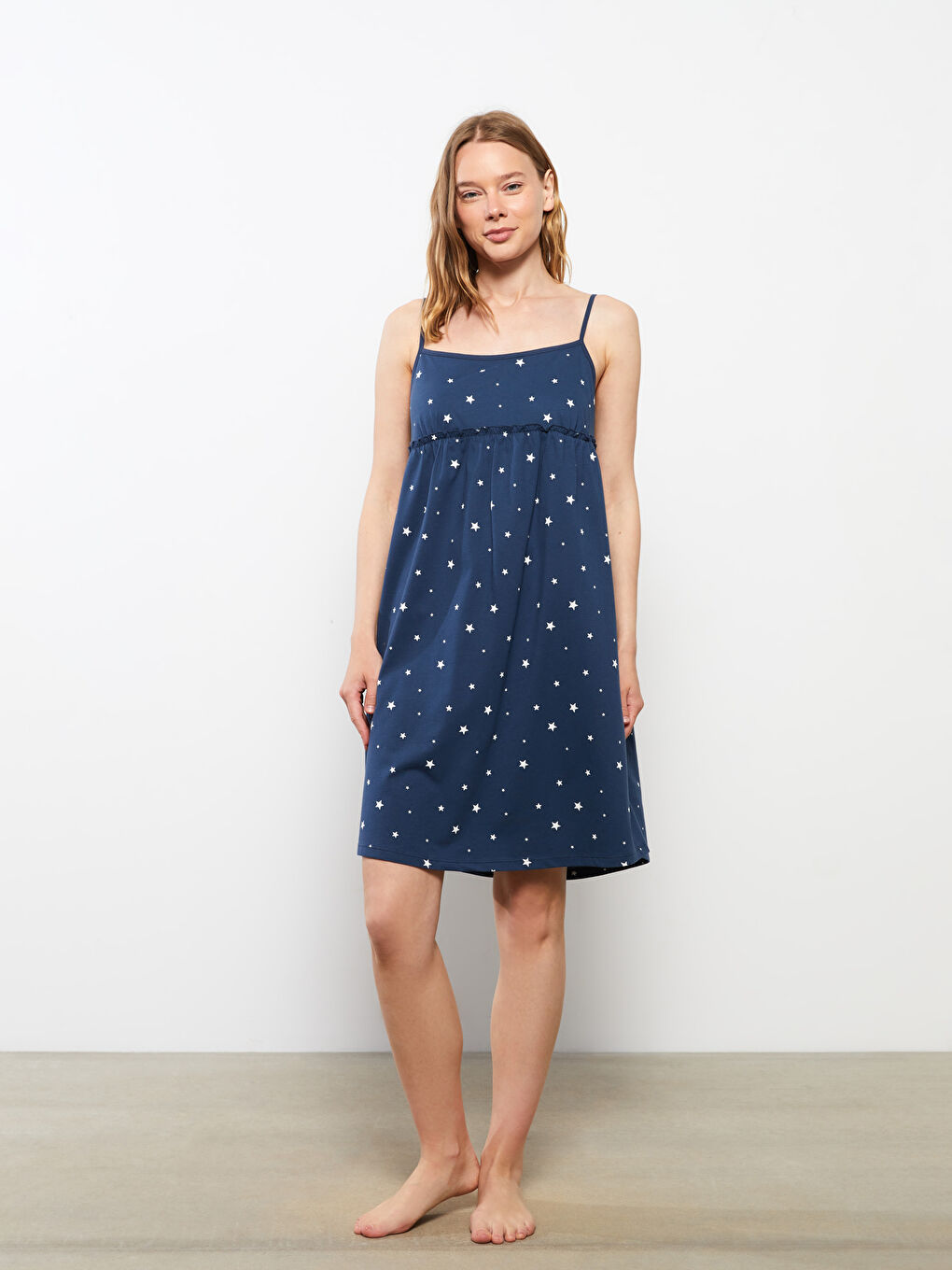 قميص نوم مطبوع بياقة على شكل حرف U بِحَمّالات للسيدات