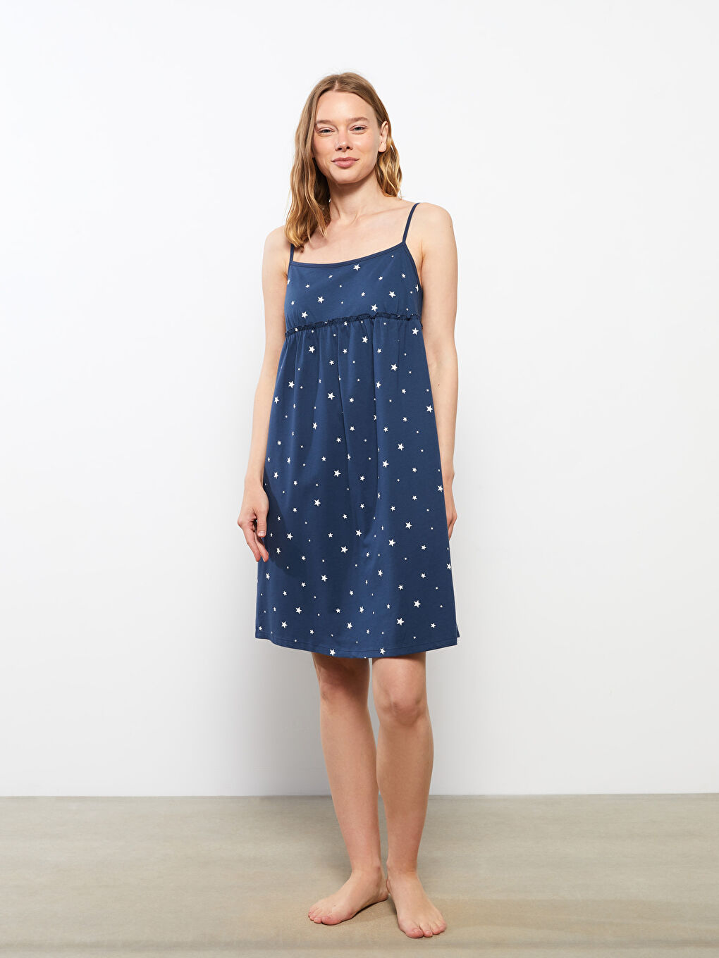 قميص نوم مطبوع بياقة على شكل حرف U بِحَمّالات للسيدات-1